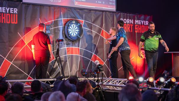 <p>Mario Jodozy (rechts) aus Amel traf in der Gruppenphase auf eines seiner Idole: Luke Humphries, bekannt als „Cool Hand Luke“, nimmt die Dartscheibe ins Visier.</p>