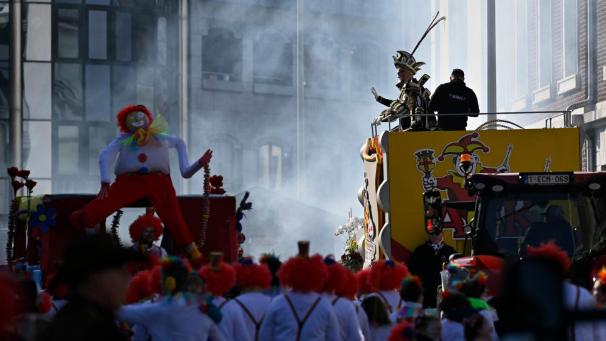 <p>Im Eupener Rosenmontagszug dröhnt laute Partymusik.</p>