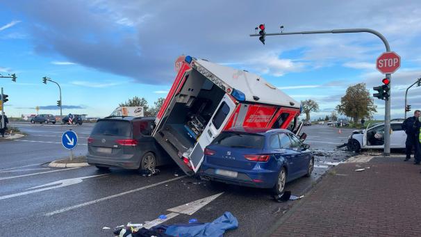 <p>Bei einem Unfall mit einem Rettungswagen sind in Mechernich sieben Menschen verletzt worden, einige von ihnen schwer.</p>