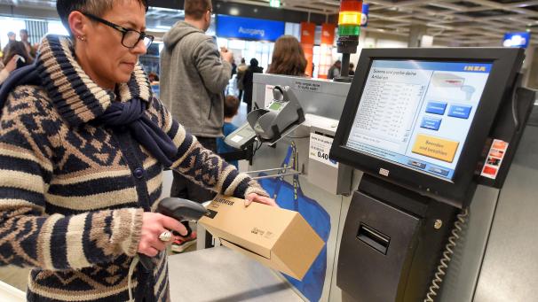 <p>In großen Geschäften stehen immer häufiger Selbstbedienungskasse. In Lüttich schlagen Ratsmitglieder die Besteuerung solcher Systeme vor.</p>