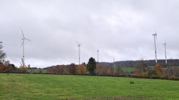 <p>In Erwartung des Staatsratsurteils zum Windpark mit der Gemeinde Amel kann sich Büllingen über Mehreinnahmen von 91.000 Euro aus dem Windpark Bolder-Biert freuen.</p>