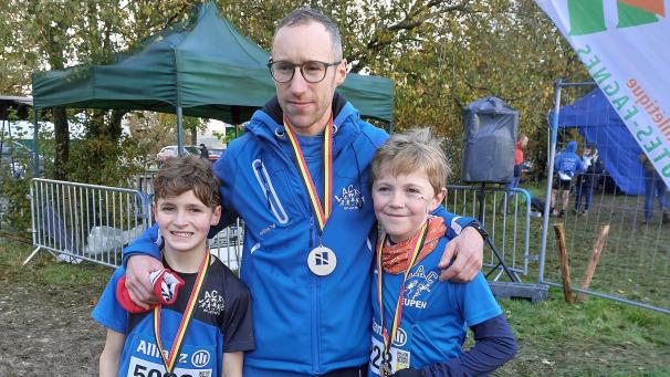 <p>Erfolgreiches Trio (von links): Erbo Hannon (Sieger Minimes), Trainer Francis Rauw (Dritter Senioren) und Tim Brodel (Zweiter Minimes)</p>