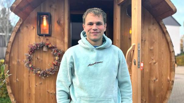 <p>Ben Dericum freut sich über seine neue Errungenschaft.</p>