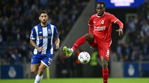 <p>Alhassan Yusuf Abdullahi (rechts) kommt eher an den Ball als sein portugiesischer Gegenspieler.</p>