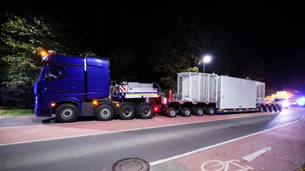 <p>Ein Castor-Transporter unter Polizeischutz verlässt das Werk in Jülich um zum Endlager in Ahaus zu fahren.</p>