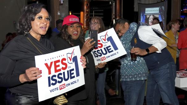 <p>Commissioner Alicia Reece (2.v.l) reagiert mit den Wählern auf die Verabschiedung von „Ohio Issue 1“.</p>