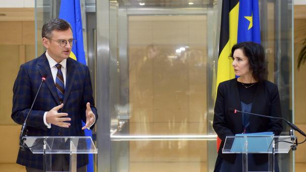 <p>Außenministerin Hadja Lahbib hat am Mittwoch ihren ukrainischen Amtskollegen Dmytro Kuleba empfangen.</p>