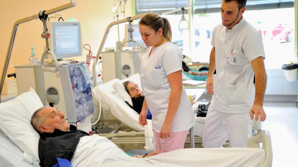 <p>„Die Sprechstunden können einen Teil der Aufgaben integrieren, die die Pflegekräfte bereits heute erledigen. Außerdem bietet es ihnen eine neue Möglichkeit, sich beruflich weiterzuentwickeln.“</p>