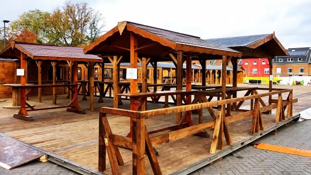 <p>Der Aufbau der Eisbahn ist in vollem Gange.</p>