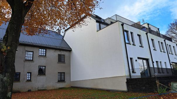 <p>Das ehemalige Hotel International bildet eine Giebelgemeinschaft mit dem benachbarten Anwesen von Jacqueline Calles, die durch eine Umwandlung des Hotels in ein Asylbewerberheim einen Eingriff in ihre Privatsphäre befürchtet.</p>