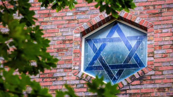 <p>Der Davidstern ist in einem Fenster der Synagoge zu sehen. Die neu errichtete Synagoge steht auf einem nicht öffentlich zugänglichen Hof in Schwerin.</p>