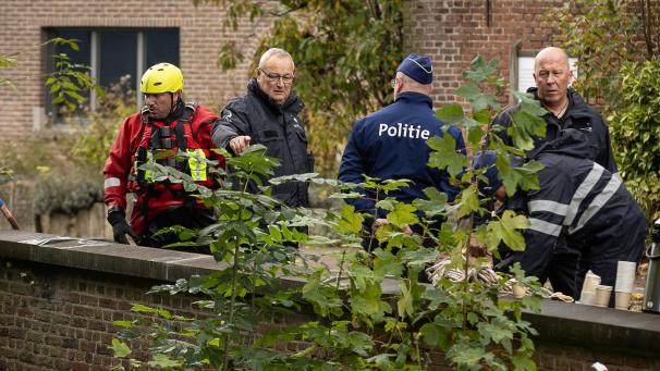 <p>Die Beamten der Polizei haben rund um den Tatorttagelang nach Spuren gesucht.</p>