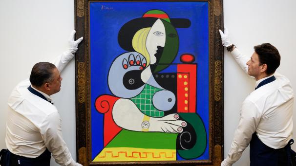 <p>Dieses vom Auktionshaus Sotheby's zur Verfügung gestellte Foto zeigt Mitarbeiter von Sotheby's bei der Vorstellung von Pablo Picassos „Femme à la montre“ aus der Emily Fisher Landau Sammlung im Breuer Building.</p>