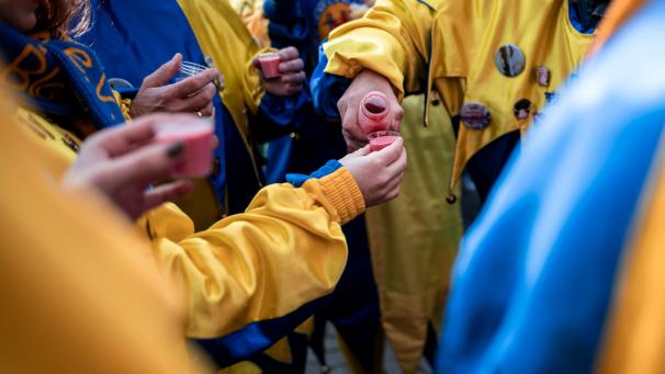 <p>Prost! Wer beim Trinken zwischendurch immer mal wieder ein Glas Wasser einlegt, wird sich am Tag nach dem Karnevalsauftakt wahrscheinlich besser fühlen.</p>