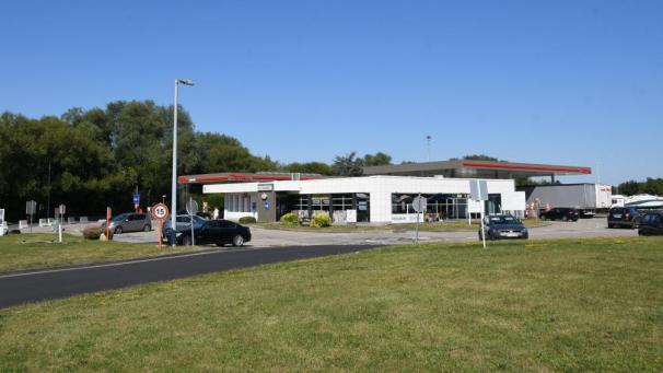 <p>Auf dem Parkplatz der Total-Tankstelle in Eynatten wurden zwei rumänische Staatsbürger ausgeraubt. Ein Mann stand deshalb nun vor dem Eupener Strafgericht.</p>