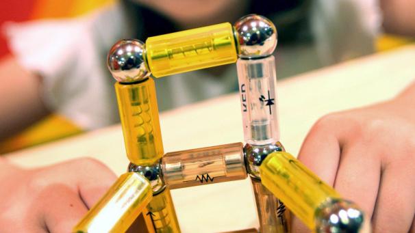 <p>Magnetspielzeug überzeugt neben dem Spaß am Spielen auch noch mit den positiven Lerneffekten.</p>