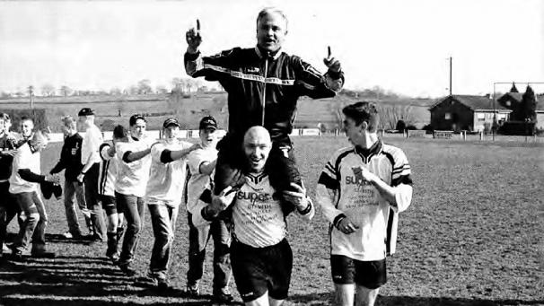 <p>In der Saison 2003-04 marschierte St.Vith regelrecht Richtung Meisterschaft in der 3. Provinzklasse D, da war auch Rapid Oudler am 14. März keine große Hürde. Die Mannen von Trainer Peter Haag (auf den Schultern von Steve Paquay) gewannen das bis heute letzte Derby im Süden der Eifel mit 3:0 und sicherten sich in Lontzen schließlich den Titel (Foto).</p>