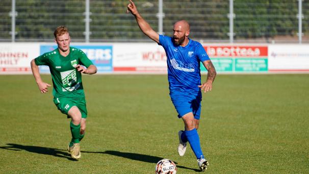 <p>Marc Müller bekommt es mit dem treffsicheren Walhorner Sturm zu tun.</p>