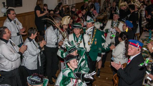 <p>Das Kindergespann genießt den Einmarsch mit einer Menge Spaß.</p>