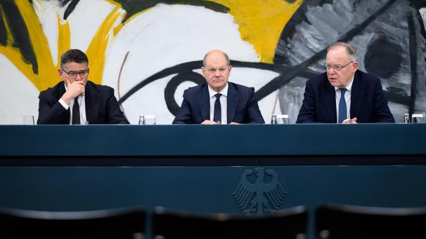 <p>Bundeskanzler Olaf Scholz (Mitte, SPD) äußert sich zusammen mit Boris Rhein (l., CDU), Ministerpräsident von Hessen, und Stephan Weil (SPD), Ministerpräsident von Niedersachsen, bei einer Pressekonferenz nach dem Bund-Länder-Gipfel im Bundeskanzleramt. Zu den Hauptthemen des Treffens gehörte die stärkere Steuerung der Migration.</p>