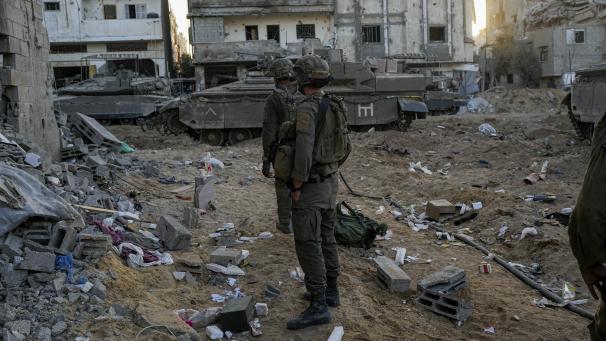 <p>Israelische Soldaten sind während einer Bodenoperation im Gazastreifen zu sehen.</p>