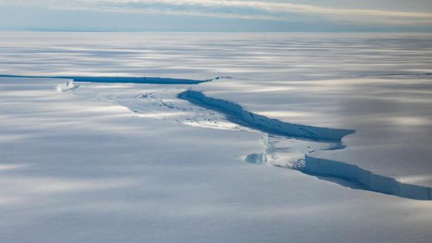 <p>Eisbruch nahe der britischen Forschungsstation Halley: Über den Schutz der Gletscher und der Antarktis beraten Politiker und Fachleute bis Freitag auf einem Polargipfel in Paris.</p>