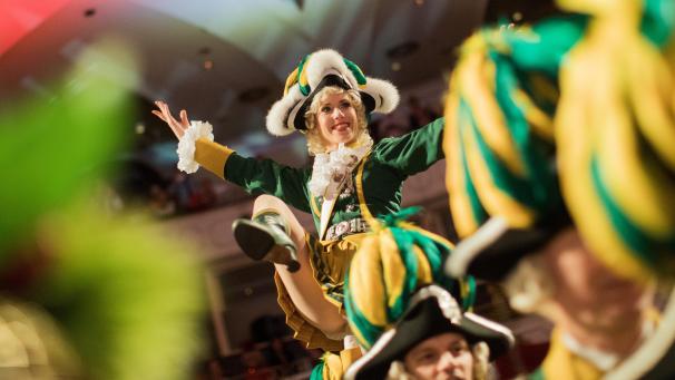 <p>Ein Tanzmariechen feiert auf der Karnevalssitzung des Fußball-Bundesligisten 1. FC Köln in Köln.</p>