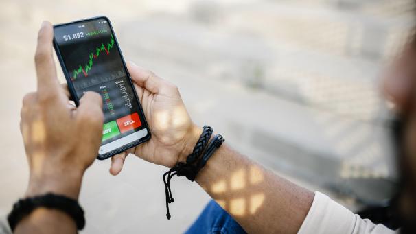 <p>Breit streuen und nicht zu kurzfristig planen: Damit lässt sich das Anlagerisiko bei ETFs senken.</p>