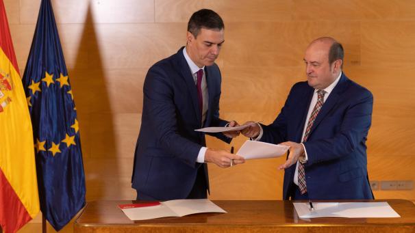 <p>Pedro Sanchez (links) und Andoni Ortuzar (rechts)unterzeichnen im Unterhaus in Madrid ein Abkommen.</p>