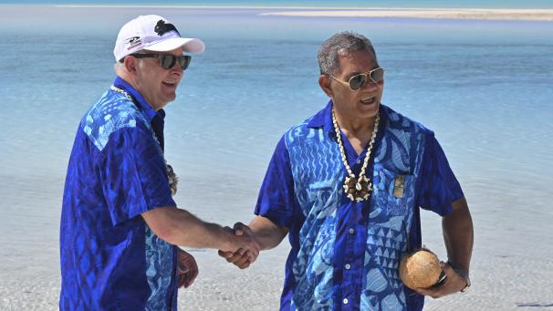 <p>Anthony Albanese (links), Premierminister von Australien, und Kausea Natano, Premierminister von Tuvalu, schütteln sich auf One Foot Island die Hände, nachdem sie an der Klausurtagung der Staats- und Regierungschefs während des Pazifik-Insel-Forums in Aitutaki, Cookinseln, teilgenommen haben.</p>