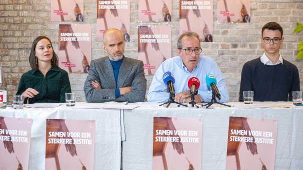 <p>Erik Van Espen, Vater von (2.v.r.), Andreas Van Espen, Bruder vonJulie Van (ganz rechts), Elise Van Espen (ganz links),Schwester vonJulieund Stijn Verbist (2.v.l.) haben am Freitag eine Pressekonferenz abgehalten.</p>