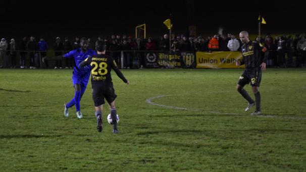 <p>Die Walhorner (hier Ruben Ordonez und Siegtorschütze Dzenan Musovic gegen Eupens Glody Kudura) behielten die Punkte zu Hause.</p>