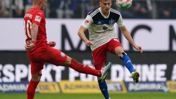 <p>Kiels Lewis Holtby (l) und Hamburgs Laszlo Benes kämpfen um den Ball.</p>