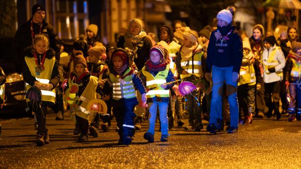 <p>Schon die kleinsten Pfadfinder tragen stolz ihre Laterne spazieren.</p>
