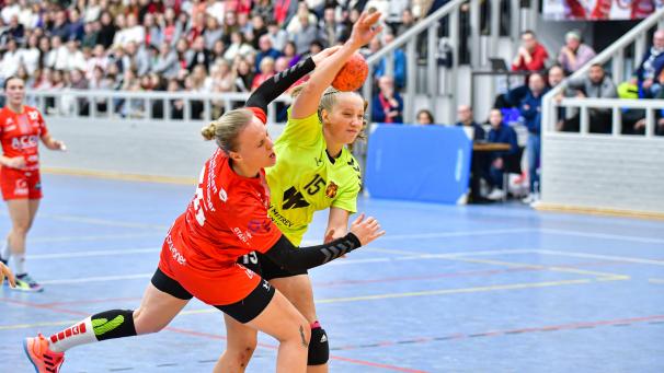 <p>Lynn Buerschaper (beim Wurf) und die Eupenerinnen tafen vor vollem Haus auf Petrov aus Skopje.</p>