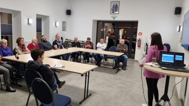 <p>Architektin Annissa Rauw stellte die Ergebnisse zunächst bei einem Infoabend in Holzheim vor.</p>