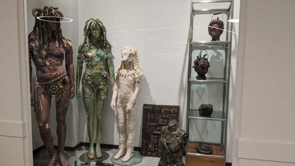 <p>Aktuell zeigt Rita Lüttke-Deconinck aus Weywertz in dem langen weißen Flur ihre Arbeiten.</p>