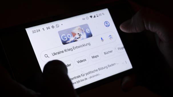 <p>Informationen zu Kriegsgeschehen zu sammeln, ist wichtig für die Meinungsbildung. Wen dabei aber grausame Bilder zu sehr aufwühlen, kann zu Medien ohne Bilder wechseln, etwa Radio oder Podcats.</p>