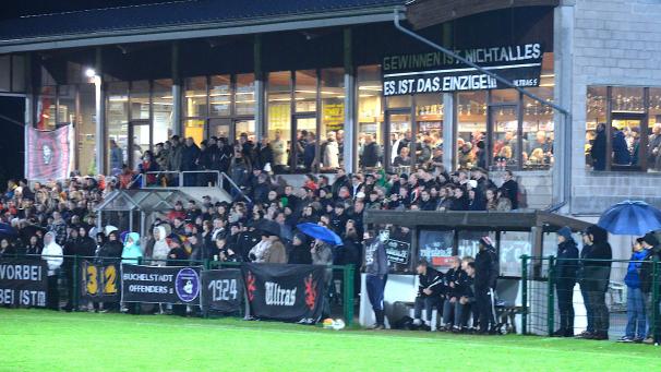 <p>Bärenstarke Kulisse für heutige Zeiten: Um die 500 Fans fanden am Freitagabend den Weg an die Rodter Straße in St.Vith. Das Motto für die Heimmannschaft steht klar auf dem Banner am Kantinenfenster: „Gewinnen ist nicht alles, es ist das Einzige!!!“</p>