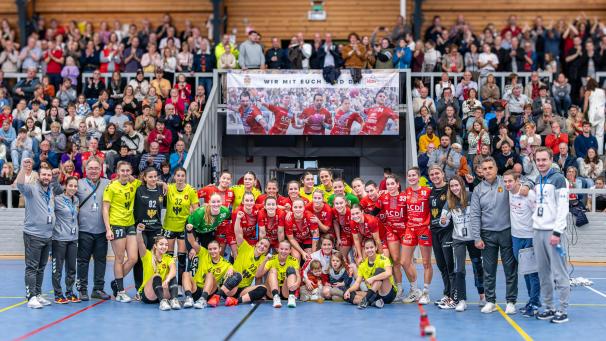 <p>Gemeinsames Feiern nach einem bis fast zum Schluss offenen Schlagabtausch: Eupen und Skopje lieferten den Fans ein Spektakel.</p>