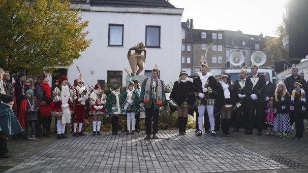 <p>Am Clown eröffnete AGK-Vizepräsident Mathieu Wertz gemeinsam mit den drei Prinzengespannen die Session.</p>