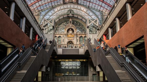 <p>Ein Blick in den Bahnhof Antwerpen-Centraal</p>