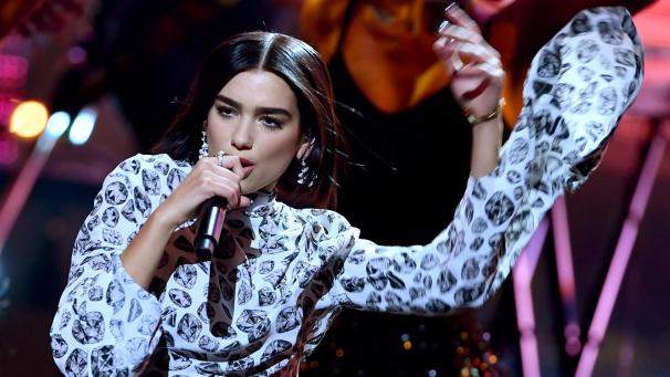 <p>Die 28-Jährige Popsängerin wurde in London geboren, nachdem ihre Eltern aus dem Kosovo nach England flüchteten.</p>