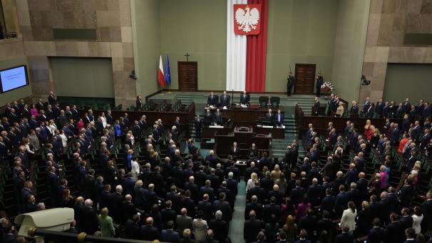 <p>Neu gewählte Mitglieder des polnischen Parlaments nehmen an der ersten Sitzung des Unterhauses (Sejm) teil.</p>