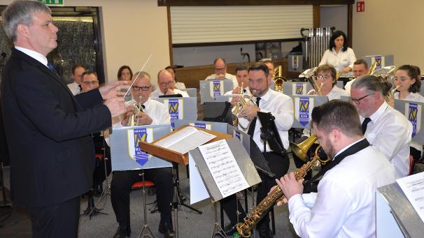 <p>Dirigent Rainer Hilger legte am Samstagabend eine Doppelschicht ein; zuerst mit Musica Nova, anschließend mit der Kgl. Harmonie Hergenrath.</p>