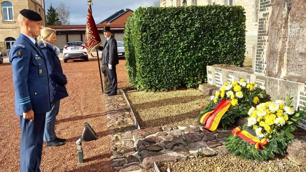 <p>Bei der Kranzniederlegung am KMILE: Bürgermeisterin Claudia Niessen und Oberstleutnant Kurt Maertens.</p>