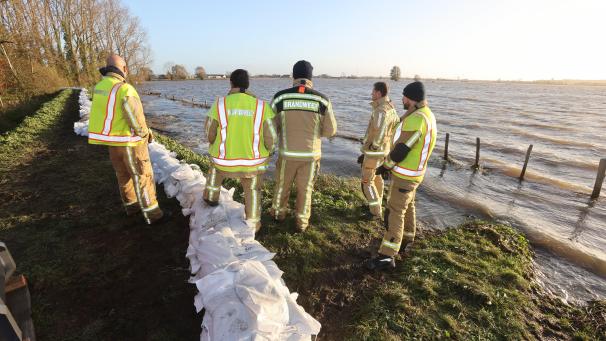 <p>Die Rettungskräfte der Region sind rund um die Uhr im Einsatz, im Laufe der vergangenen Nacht wurden hunderte Sandsäcke platziert.</p>