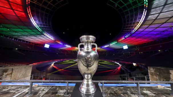 <p>Der Siegerpokal der Fußball-Europameisterschaft 2024 steht im Olympiastadion in Berlin.</p>