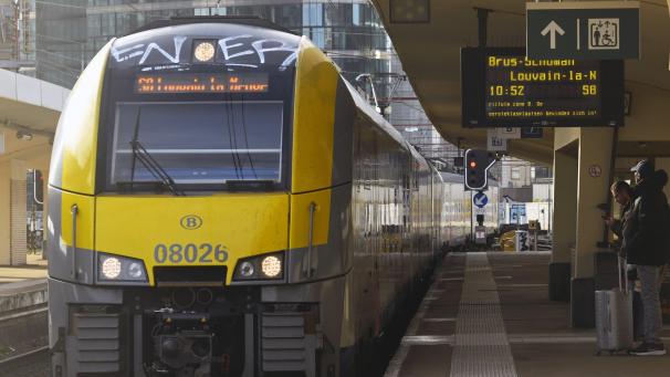 <p>Andauernde Verspätungen im Zugverkehr: Pendler, die mit dem Zug unterwegs sind, müssen oftmals viel Geduld beweisen.</p>