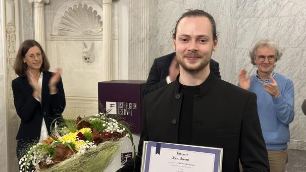 <p>Joris Rompen zeigt stolz seine Siegerurkunde.</p>